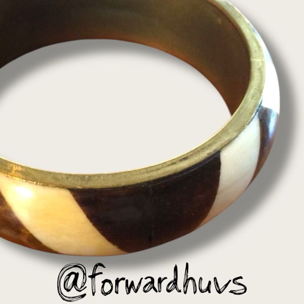 Vintage Brass Bangle – Bone or Horn Inlay, Zigzag Pattern - Picture 6 of 8